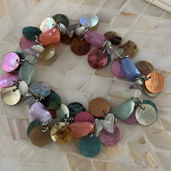 Multicolored shell earrings and bracelet set - Picture 2 of 3